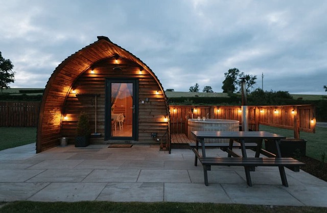 Romantic Rural Cosy Cabin with Hot Tub