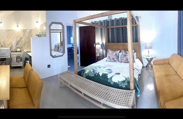 Sensory Escape- One bedroom apartment in charming Franschhoek with WiFi