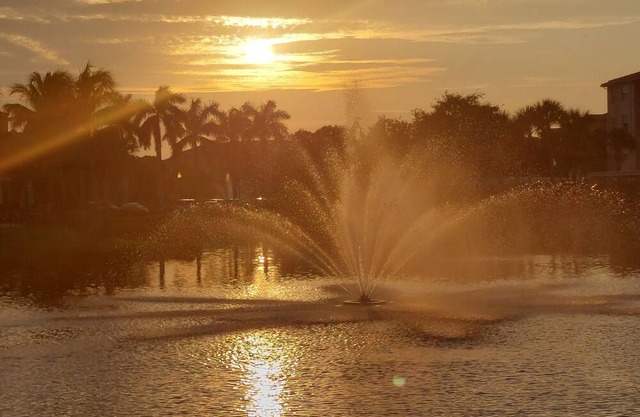 Cozy 2-bedroom condo with AC, WiFi in Prime Fort Myers Location