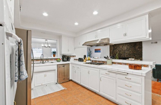 Sunlit Escape Pool with Spa tub BBQ - 4 bedrooms, Driveway Parking, Near Ahwingna Trail