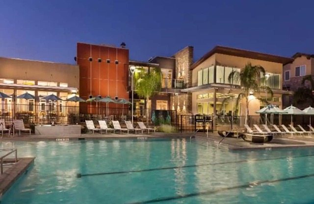 Spacious 4-bedroom townhome with AC/pool/fitness room in charming San Jose