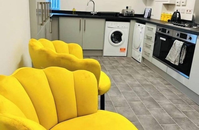 Delightful 5-Bed All En Suite Home