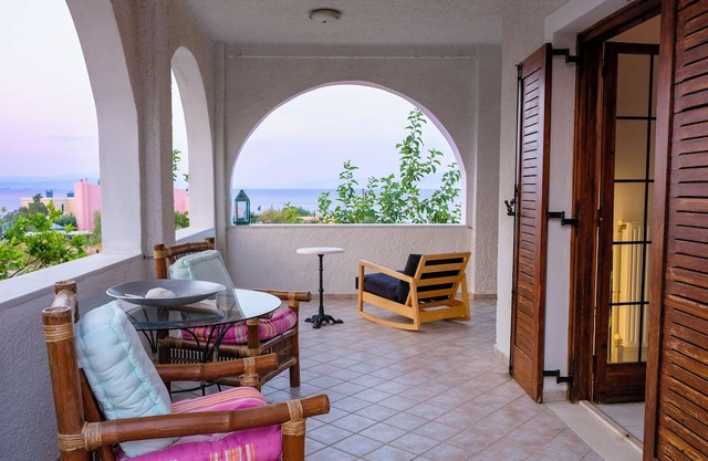 Spacious Holiday House with Seaview and Garden