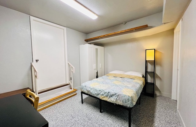 Cozy room with private bathroom and separate entrance in Newark