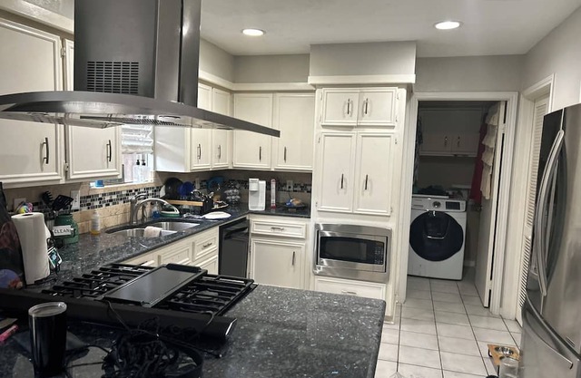 Spacious 4-bedroom house with POOL WiFi and AC in adorable Missouri City