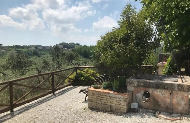 Tuscan 2 Bed Tower Apartment shared infinity pool & good cooking facilities