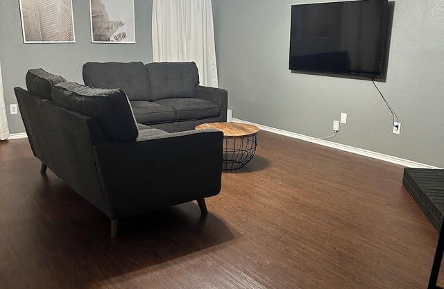 Spacious 4-bedroom house with WiFi and AC in cool Fort Worth