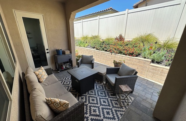 Room in house with access to gym & pool, WiFi in beautiful Santa Paula