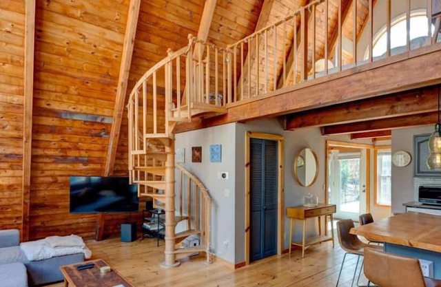 CHARMING A-FRAME CABIN BY THE LAKE w/FULL AMENITIES, PET/FAMILY FRIENDLY!