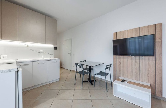 Glam Apartment 6