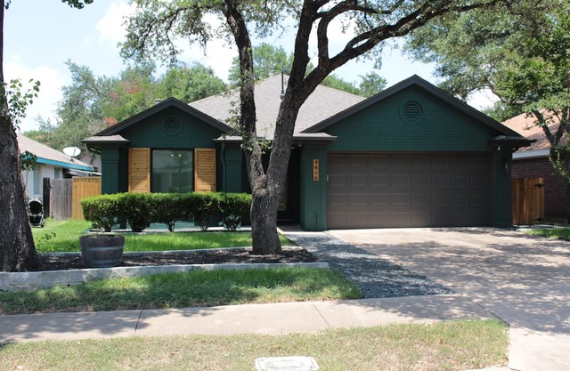 Charming 3-BDR Home w/Fireplace, Games, Wine Cooler & More by Downtown Austin!