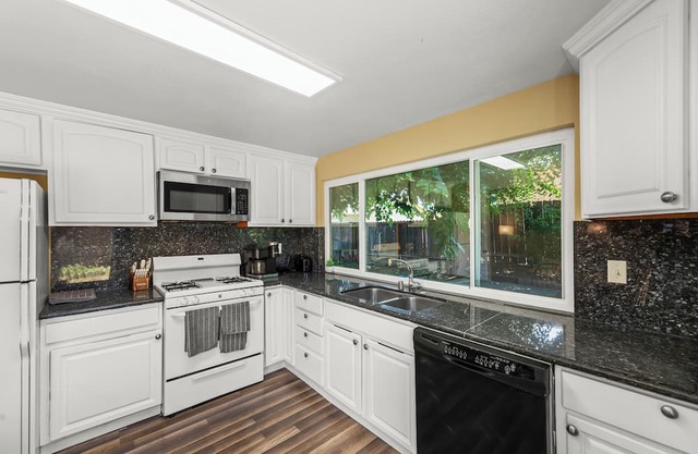 Entire House! KING SIZE BED