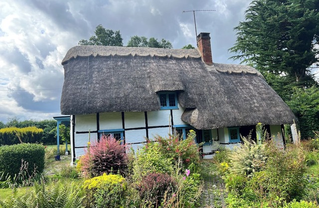 450 year old thatch cottage. Near Oxford, Reading and Henley. Listed building.