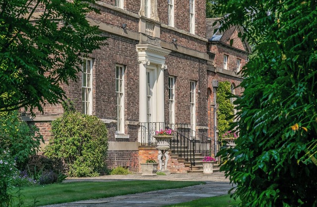 CHAUFFEURS COTTAGE, pet friendly, with open fire in Huby