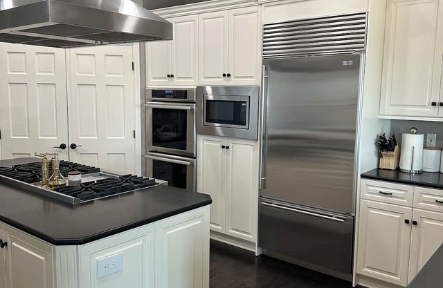 Lovely Family Fun Home in Spokane with POOL, HOT TUB, Full Sport Court, Sauna