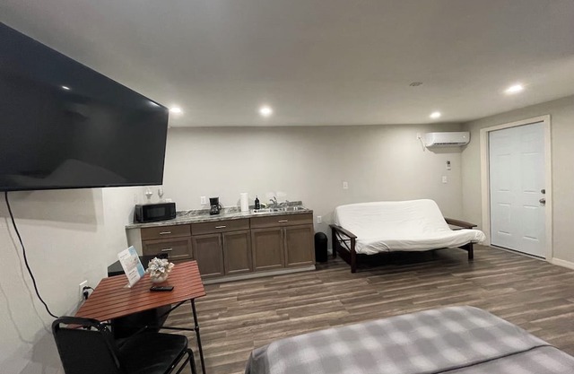 Beautiful studio in family home.free wifi