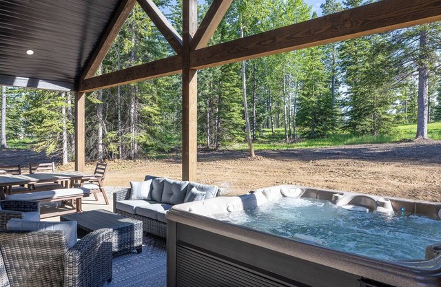 4996 sq ft 6 bedroom 5.5 bath luxury home in Powder House Pass, hot tub & wifi