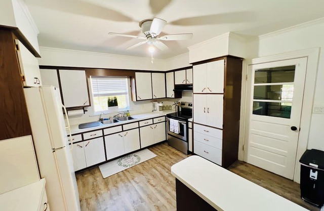 "Discover Longwood's Historic Gems: Cozy 3BR VRBO - Your Home Away!"