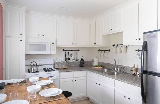 Clean and Airy Apartment in Valley Village