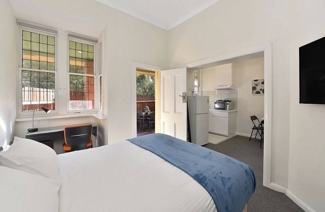 Beautiful Studio in Brunswick! A/C, Parking, Deck!