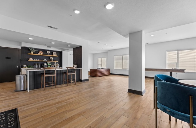 LUX 2B2B | Parking, Pool, WiFi | Near DTA