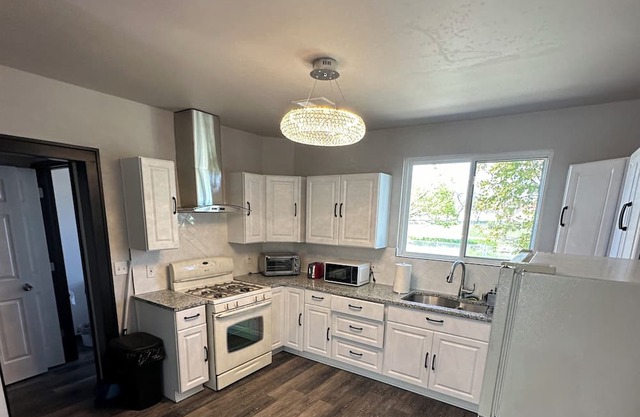 Modern Oasis: Spacious 6-Bedroom