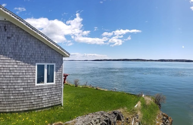 Cozy 2 bedroom cottage with deep water frontage