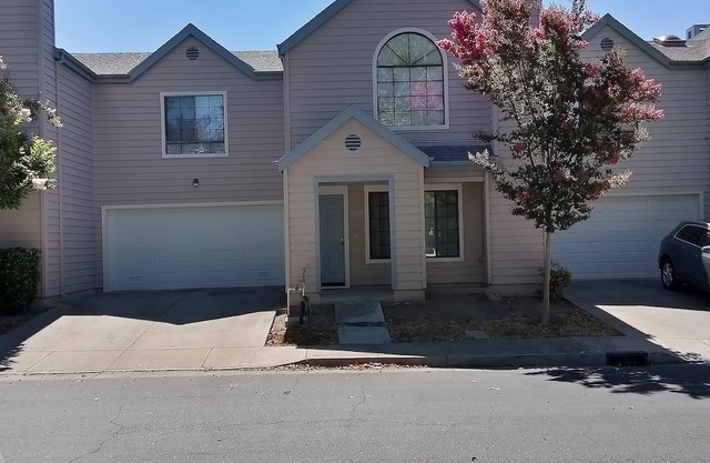 3 bedroom 2.5 bath 1712 sq feet townhouse for 300 a night. Deposit: 300.