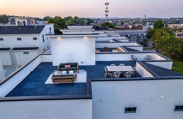 Sylvan Suites - 5 Rooftop Decks - Mins to Downtown