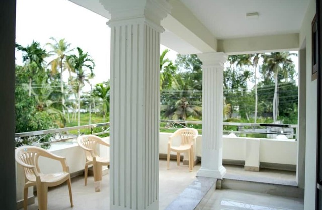 Lakeshore Premier Serviced Villa, Room in professionally staffed Villa near Lake