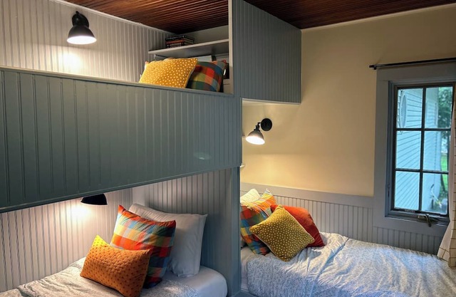 Adorable SW Michigan Cottage with Beach Access