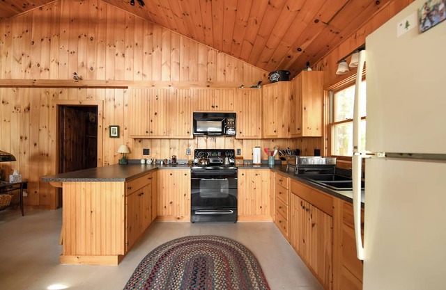 New for 2024! Traditional Maine cottage on Beautiful Thompson Lake