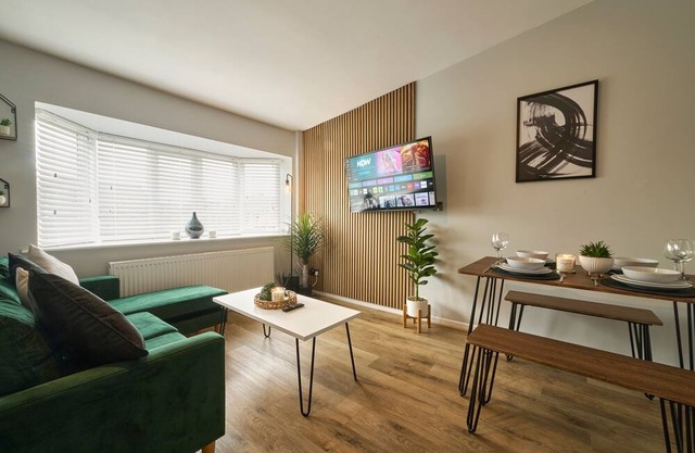 7 Min To Airport | FREE Parking | 5 Beds