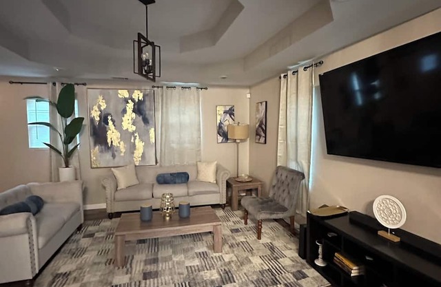 Cozy chill spot 3 bedroom house 2 full bath . In the heart of the city.