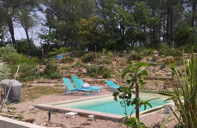 Joli Studio Avec Piscine Plein de Charme en Provence Verte !