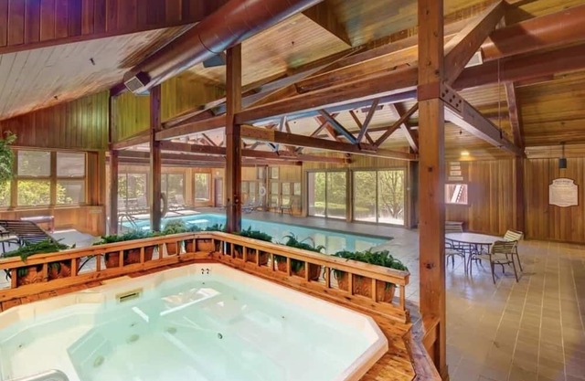 Gorgeous Stratton Mountain View PiperRidge condo: hot tub, grill, deck Sleeps 10