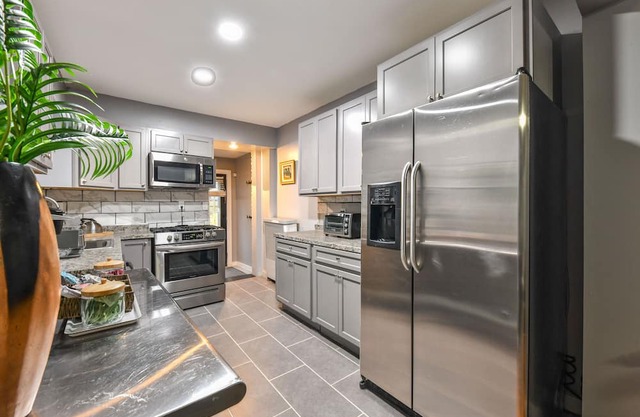 Hampden Townhouse Walkable/parking/JHU/backyard-patio