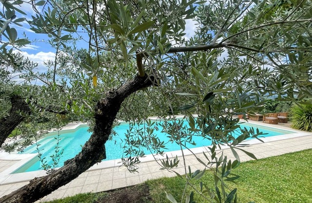 Villa Sole Vino - slps 14 in beds, inc 2 children + extra children in camp beds