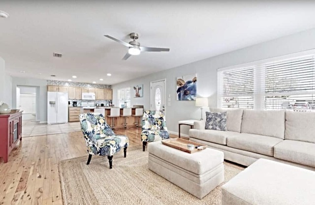 Green House in Florida w/Trees Surrounding