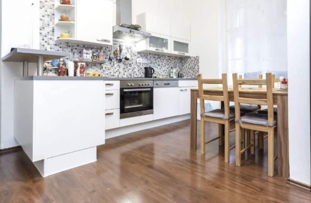 Nice apartment for 6 guests with internet, TV, pets allowed and parking