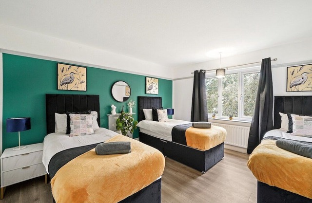 Stylish 4 Bed House in Nottingham - sleeps 15