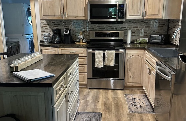 Twigs Cabin- So much history! Located a few blocks from lake Loraine.