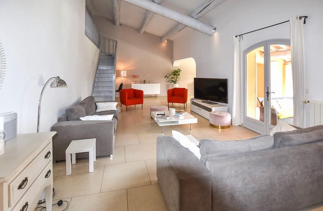 4 bedroom accommodation in La Tour-d'Aigues