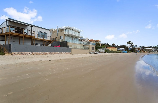 Beachfront! New ktichen, bathroom & laundry