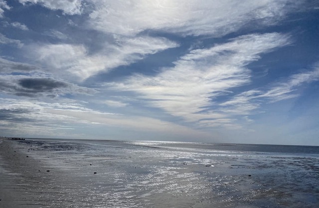 Lovely Beach house 1.5 blocks from the best sunsets. Family sized amenities.
