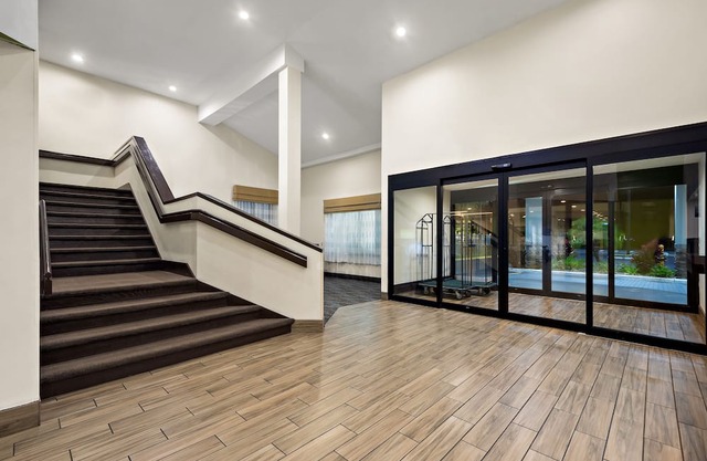 Business Trip: 3 Units in Tampa Hotel w/ Work Space, Free Parking & Breakfast