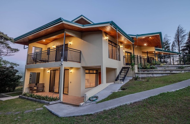 Modern and Spacious near Monteverde Reserves, Zip Lines, Waterfalls & Wildlife!
