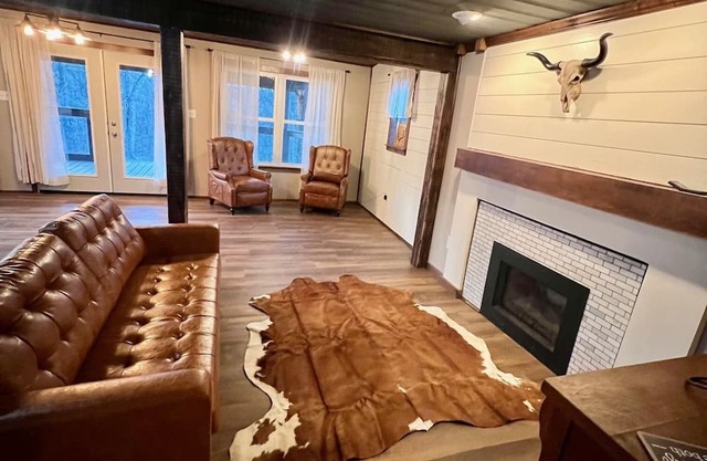 Cozy 2-bedroom cabin on beautiful Burr Oak Lake