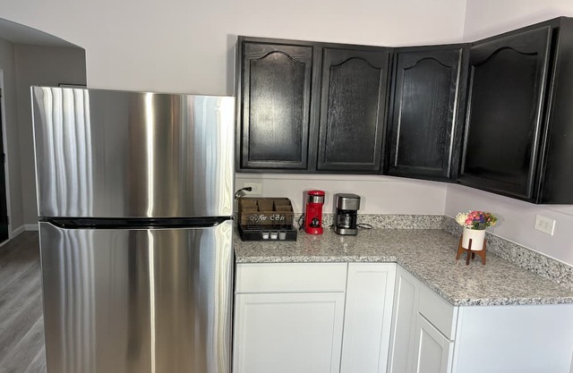 Cheerful & Warm Remodeled Two Bedroom Cottage at Wilson Park.