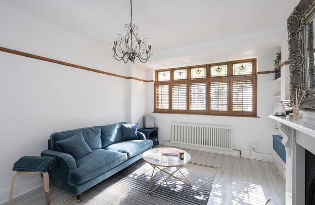 Charming House easy access to Central London